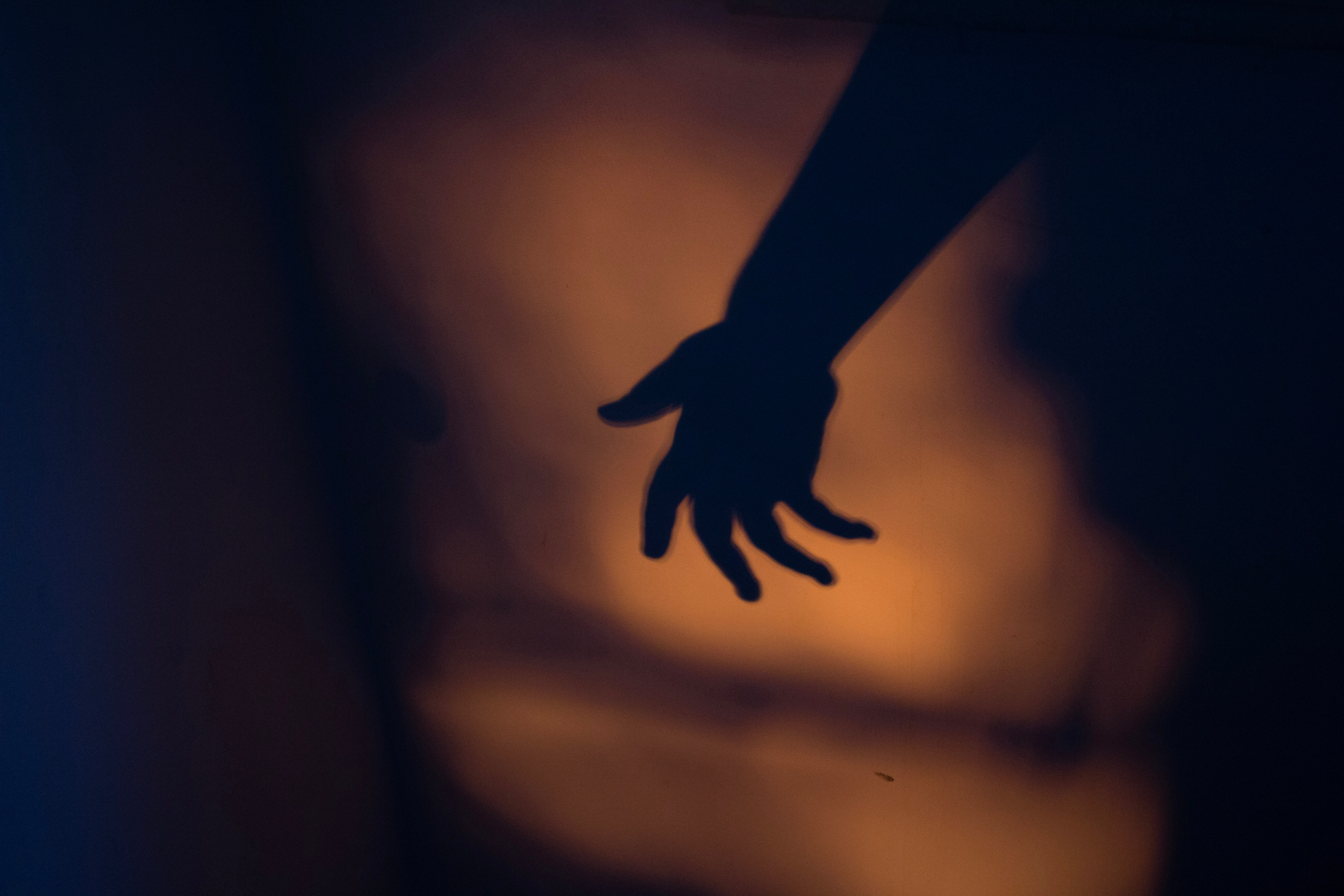 Mga tao sa kamay ng demonyo
